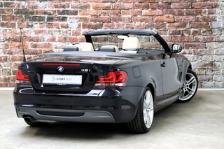 BMW 1 Series Cabrio 118i High Executive M Sport Pakket  / Navigatie Professional / Xenon / Leder / Hifi / Stoelverwarming / Climate Control / Lichtpakket / Windscherm / 18 Inch / Cruise Control / Bluetooth / 6