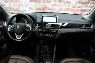 BMW X1 sDrive20i High Executive xLine Automaat  / Navigatiesysteem Plus / Trekhaak / Achteruitrijcamera / Leder / Head-Up Display / 18 Inch / 18 Inch / Stoelverwarming / Extra Getint Glas / Lichtpakket / 15