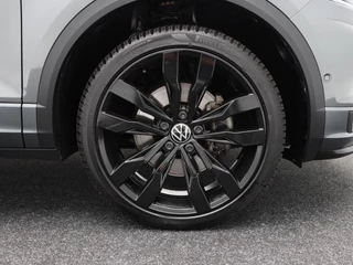 Volkswagen T-Roc 1.5 TSi 150 Pk Automaat R line | Black Style | Trekhaak | Stoelverwarming | Panorama dak | Camera | Adaptive Cruise | Climatronic | Carplay | 19 Inch | 58.509 Km !! / 12