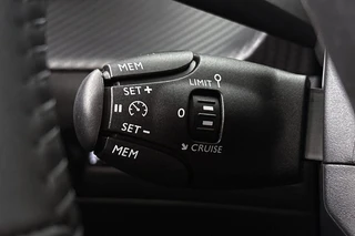Peugeot 208 1.2 PureTech 100 Style / 25