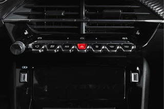 Peugeot 2008 1.2 PureTech 130 PK Allure - Automaat  | Dig. Cockpit | Adapt. Cruise | Stoelverw. | PDC | Camera | App. Connect | ECC | LM 17" | / 27
