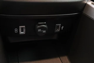 Jeep Avenger Altitude 54 kWh | Adaptive Cruise control | Climate control | Camera | 18" Lichtmetalen velgen | Getint glas | Keyless | Bluetooth | Draadloze telefoonlader / 35