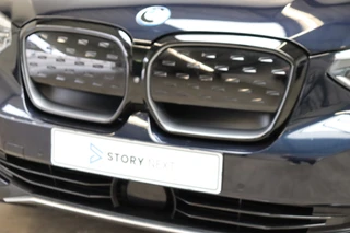 BMW iX3 High Executive 80 kWh Automaat  / Driving Assistant Professional / SOH 97% / Live Cockpit Professional / Trekhaak / Panoramadak / Adaptief Onderstel / Leder / Harman Kardon / Shadow Line / Head-Up Display / Adaptieve LED-koplampen / DAB / 20 Inch / 8