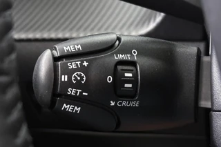 Peugeot 208 1.2 Hybrid 100 e-DCS6 Allure / 25