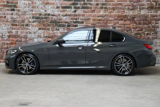 BMW 3 Serie Sedan 330i Executive M Sport Pakket Automaat  / Live Cockpit Professional / Schuif-/kanteldak / Sportstoelen / Achteruitrijcamera / Active Cruise Control met Stop en Go-functie / 19 Inch / Hifi / M Sportremsysteem / Leder / Shadow Line / Neerklapbare Achterbank / Extra Getint Glas / 4