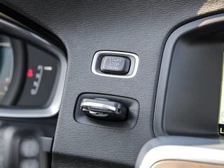 Volvo V60 2.4 D6 AWD Plug-In Hybrid Summum | Leder | Schuifdak | Keyless | Camera | Xenon | Stoelverwarmng / 32