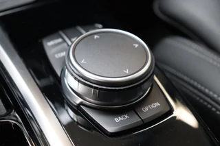 BMW iX3 High Executive 80 kWh Automaat  / Driving Assistant Professional / SOH 97% / Live Cockpit Professional / Trekhaak / Panoramadak / Adaptief Onderstel / Leder / Harman Kardon / Shadow Line / Head-Up Display / Adaptieve LED-koplampen / DAB / 20 Inch / 24