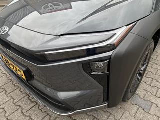 Toyota bZ4X Touring DYNAMIC 75 KWH VOORRAAD VOORDEEL VAN €49.990 VOOR €47.300!!! BLIND-SPOT PARK-SENSOREN STOEL/STUURVERW APPLE/ANDROID 18" LM-VELGEN / 25