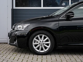 Lexus CT 200h Hybrid | Camera | Navi | Alcantara | Climate control | Cruise control | DAB+ | Trekhaak | Bluetooth / 19