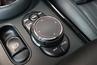 MINI Clubman Cooper S Chili Serious Business Automaat / Navigatiesysteem Professional / Panoramadak / Trekhaak / Leder / 19 Inch / Driving Assistant / Lichtpakket / Achteruitrijcamera / Climate Control / Harman Kardon / Stoelverwarming / 24