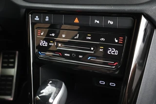 Volkswagen T-Roc 1.5 TSI 150pk DSG R-Line Business+ Black Style Trekhaak Camera Beats Stoelverwarming LED Navigatie / 33