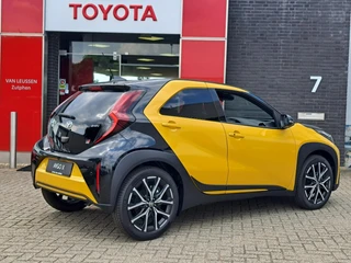 Toyota Aygo X Hybrid 115 GR Sport NIEUW IN DE SHOWROOM DIRECT LEVERBAAR 18'' LM-VELGEN PDC STOELVERWARMING AD-CRUISE / 2