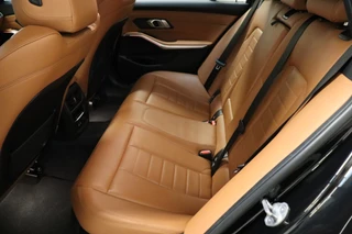 BMW 3 Serie Touring 320i High Executive M Sport Pakket Automaat  / Live Cockpit Professional / Leder / Achteruitrijcamera / DAB / Stoelverwarming / Hifi / Ambiance Verlichting / 18 Inch / LED / Chrome Line / Parkeersensoren voor+achter / Climate Control / 14