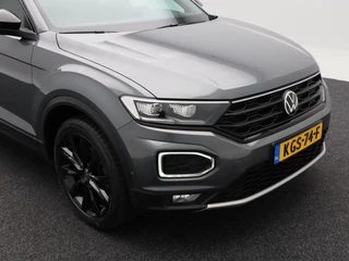 Volkswagen T-Roc 1.5 TSi 150 Pk Automaat Sport Business R-Line | Black Style | Camera | Stoelverwarming | Adaptive Cruise | Navigatie | CarPlay | Climatronic | 18 Inch | 89.335 Km !! / 13