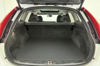 Volvo XC60 2.0 T5 FWD Ocean Race 245pk | Panoramadak | Elektrische stoelen | Verwarmde voorruit | Stoelverwarming | Handsfree kofferklep | Camera | Lederen bekleding | Afneembare trekhaak | 1.600kg trekgewicht | NL auto / 4