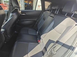 Toyota Corolla Cross 2.0 High Power Hybrid First Edition BLIND-SPOT EL-ACHTERKLEP LM-VELGEN KEYLESS PARK-SENSOREN STOELVERW DRAADLOOS-LADEN AD-CRUISE BLUETOOTH / 17
