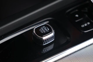 Volvo XC60 T6 Recharge AWD Plus Bright | Stoelverwarming | Trekhaak | 360° Camera |  Long range  | Pilot Assist |  BLIS  | Keyless / 42