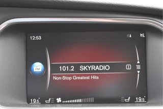 Volvo V40 1.5 T2 Polar  | NL-Auto | Historie | Standkachel | Stoelverwarming | Nav | Sfeerverl. | Full LED | Zeer netjes / 43