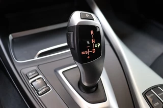 BMW 1 Series 118i Executive Sport Line Automaat 5 deurs / Navigatie Professional / LED / Trekhaak / Climate Control / 17 Inch / Bluetooth / Sportstoelen / Parkeersensoren / Lichtpakket / Cruise Control / Stoelverwarming / Neerklapbare Achterbank / 20