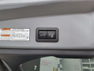 Toyota Corolla Cross 2.0 HYBRID 184PK FIRST-EDITION BLIND-SPOT EL-ACHTERKLEP LM-VELGEN KEYLESS PARK-SENSOREN STOELVERW DRAADLOOS-LADEN AD-CRUISE BLUETOOTH / 9