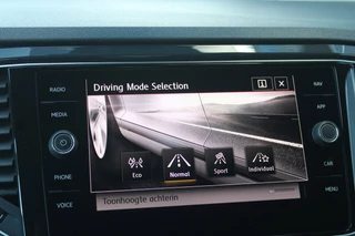 Volkswagen T-Roc 1.5 TSI R-Line Org. NL | Af. Trekhaak | Virtueel | ACC | Stoel/stuurverwarming / 19