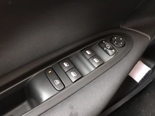 Citroën C4 PureTech 130pk Feel Edition │ Connect Nav DAB+ │ Pack Détection / 29