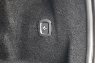 Volvo XC60 T6 Recharge AWD R-Design | Trekhaak | Parkeercamera |Panoramadak | Longe Range | Keyless / 17