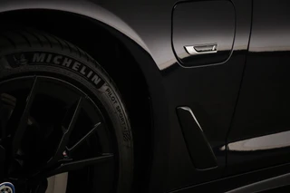 BMW 5-serie Touring 530e xDrive M-Sport | LEDER | STOELVERWARMING | TREKHAAK | 19" / 24