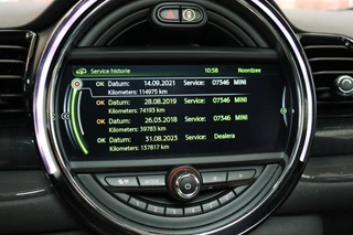 MINI Clubman Cooper Serious Business / Navigatiesysteem Professional / Panoramadak / Harman Kardon / Climate Control / 17 Inch / LED-koplampen / Parkeersensoren / Cruise Control / Lichtpakket / 23