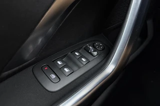 Peugeot 2008 1.2 PureTech Allure | Navigatie | Climate Control | Cruise Control | Camera | Lichtmetalen Velgen | Parkeersensoren Achter / 19
