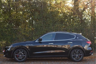 Maserati Levante 3.0 V6 AWD GranLusso 350 pk Facelift Driver ass.Pack 1 | Open dak | Harman/Kardon | Camera | Luchtvering | Carplay | Keyless | DAB | Full LED | 20" / 2