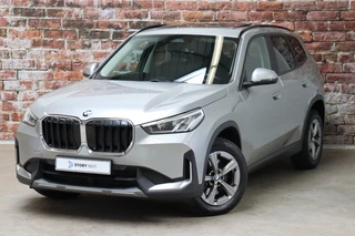 BMW X1 sDrive20i Executive Automaat / Navigatiesyteem / Panoramadak / Achteruitrijcamera / DAB / Extra Getint Glas / 17 Inch / Dakdraagsysteem / Travelpack / DAB / Sportstoelen / Parkeersensoren voor+achter