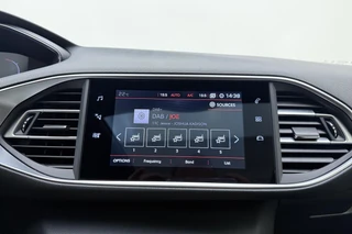 Peugeot 308 SW 1.2T Blue Lease GT | Panorama dak | 18'' Lichtmetalen velgen | Full LED | Trekhaak | Alcantara bekleding | Digitale Cockpit | Apple Carplay & Android Auto | Keyless Entry & Start | Camera | Climate Control | Navigatie | VOL! / 25