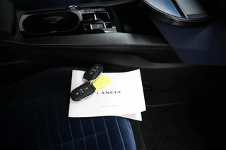 Lancia Ypsilon Edizione Cassina Limitata 51 kWh | NAVIGATIE | MASSAGE | DRAADLOZE LADER | DAB | 360 CAMERA / 57