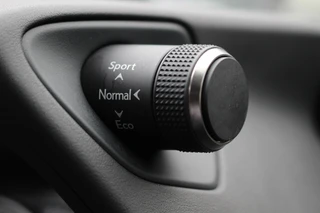 Lexus UX 250h Preference Line NL-AUTO NAVI BLIND SPOT PARKEERSENSOREN SMART-ENTRY APPLE CARPLAY / 21