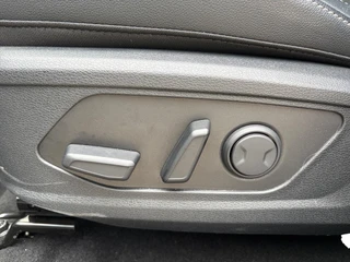 Kia Sportage 1.6 T-GDi Plug-in Hybrid AWD DynamicLine Luxury | Apple Carplay / Android Auto | Navigatiesysteem | Stoel + Stuurverwarming | Elektrisch Verstelbare Bestuurdersstoel | Licht + Regensensor | Parkeersensoren Voor + Achter | Camera Achter | Cruise Control Adaptief | Rijstrooksensor + Correctie | 19"Lichtmetalen Velgen / 13