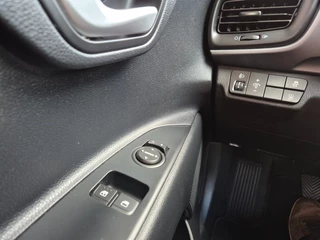 Kia Stonic 1.0 T-GDI DYNAMIC LINE Camera, Carplay, Zwart dak, Navi, Cruise controle, ALL IN prijs! / 17