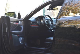 Maserati Levante 3.0 V6 AWD GranLusso 350 pk Facelift Driver ass.Pack 1 | Open dak | Harman/Kardon | Camera | Luchtvering | Carplay | Keyless | DAB | Full LED | 20" / 16