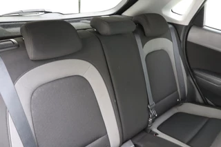 Hyundai Kona 1.0T 120pk Fashion | Navigatie | Trekhaak | Climate control | Achteruitrijcamera | Cruise control | Keyless | Lichtmetalen velgen | Parkeersensoren / 17