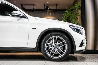 Mercedes GLC-klasse 350e 4MATIC AMG Premium Plus|Pano|verkoeling|Trekhaak|Leder / 17