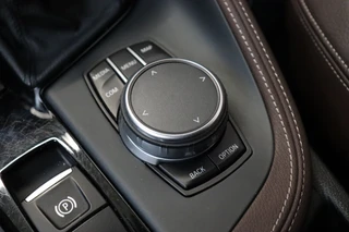 BMW X1 sDrive20i High Executive xLine Automaat  / Navigatiesysteem Plus / Trekhaak / Achteruitrijcamera / Leder / Head-Up Display / 18 Inch / 18 Inch / Stoelverwarming / Extra Getint Glas / Lichtpakket / 21