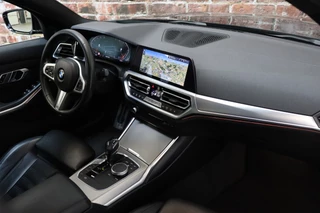 BMW 3 Serie Sedan 330i High Executive M Sport Pakket Automaat  / Live Cockpit Professional / Head-Up Display / Leder / Harman Kardon / LED / Stoelverwarming / Driving Assistant / Achteruitrijcamera / M Sportremsysteem / DAB / Ambiance Verlichting / 18