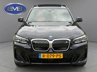 BMW IX3 M SPORT pakket 80 kWh, panoramadak, SOH 98,2 %,vol opties, 1 e eigenaar,conjac sport leder, Origineel NL auto met nap / 22