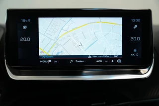 Peugeot 208 1.2 PureTech Allure  Panoramadak Navigatie Full-led 24 Maanden garantie* (Vraag naar de voorwaarden) / 18
