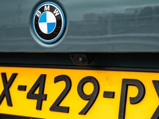 BMW iX1 eDrive20 67 kWh M Sport | SOH 100% | Trekhaak | Harman/Kardon | Keyless | LED | Camera | Navigatie | 18" / 46