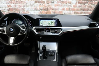 BMW 3 Serie Sedan 330i High Executive M Sport Pakket Automaat  / Live Cockpit Professional / Head-Up Display / Leder / Harman Kardon / LED / Stoelverwarming / Driving Assistant / Achteruitrijcamera / M Sportremsysteem / DAB / Ambiance Verlichting / 15