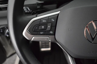 Volkswagen T-Roc 1.5 TSI 150pk DSG R-Line Business+ Black Style Trekhaak Camera IQ.Light Panoramadak Virtual Cockpit Navigatie / 19