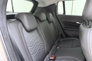 Jeep Avenger 1.2 e-Hybrid 110pk Automaat Summit | Navigatie | Achteruitrijcamera | Adapt. Cruise control | Climate control | Elektrische achterklep | Keyless | 18" Lichtmetalen velgen | 8 jaar garantie / 18