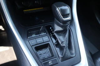 Toyota RAV4 2.5 HYBRID EXECUTIVE JBL NAVI APPLE/ANDROID EL-STOEL MET GEHEUGEN DODEHOEK DETECTIE EL.A.KLEP LED DAB 360* / 22