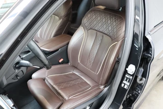 BMW 5 Series Touring 520i High Executive M Sport Pakket Automaat  / Live Cockpit Professional / Driving Assistant / Head-Up Display / Comfortstoelen / Achteruitrijcamera /  19 Inch / Exklusivleder 'Nappa' / DAB / Stoelverwarming / Hifi / Extra Getint Glas / Ambiance Verlichting / 14
